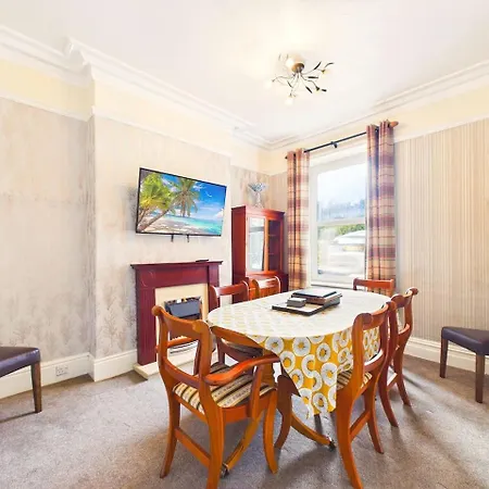New Charming Victorian By Signature - Free Parking - Spacious