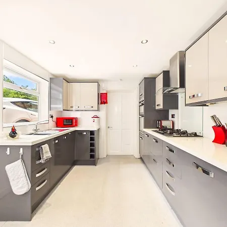 New Charming Victorian By Signature - Free Parking - Spacious *