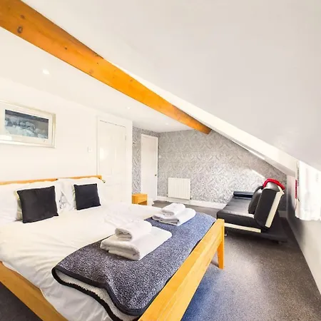 New Charming Victorian By Signature - Free Parking - Spacious