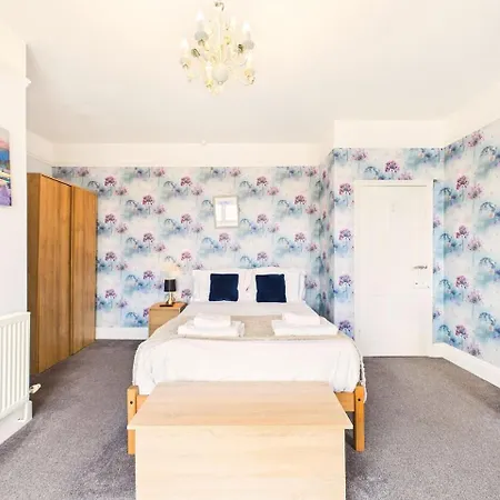 New Charming Victorian By Signature - Free Parking - Spacious Whitby