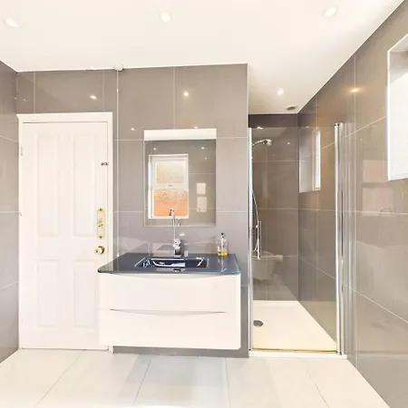 New Charming Victorian By Signature - Free Parking - Spacious Whitby