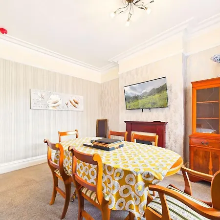 New Charming Victorian By Signature - Free Parking - Spacious Whitby