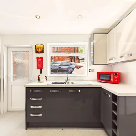 New Charming Victorian By Signature - Free Parking - Spacious Whitby