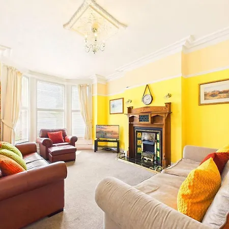 New Charming Victorian By Signature - Free Parking - Spacious Whitby